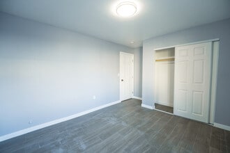 8116 3rd St in Downey, CA - Foto de edificio - Building Photo