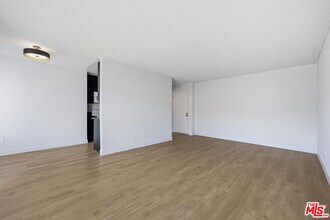 1352 S Carmelina Ave in Los Angeles, CA - Foto de edificio - Building Photo