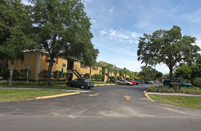 Green Oaks Apartments in Tampa, FL - Foto de edificio - Building Photo