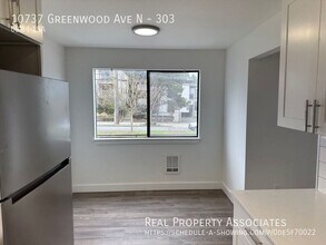 10737 Greenwood Ave N in Seattle, WA - Foto de edificio - Building Photo