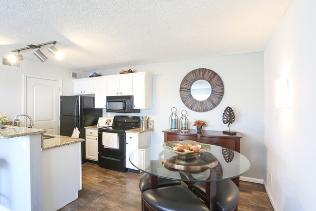 Pinegate in Merriam, KS - Foto de edificio - Interior Photo