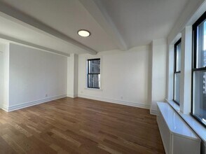 900 W End Ave in New York, NY - Building Photo - Building Photo