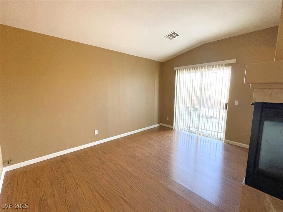 9411 Bondeno St in Las Vegas, NV - Foto de edificio
