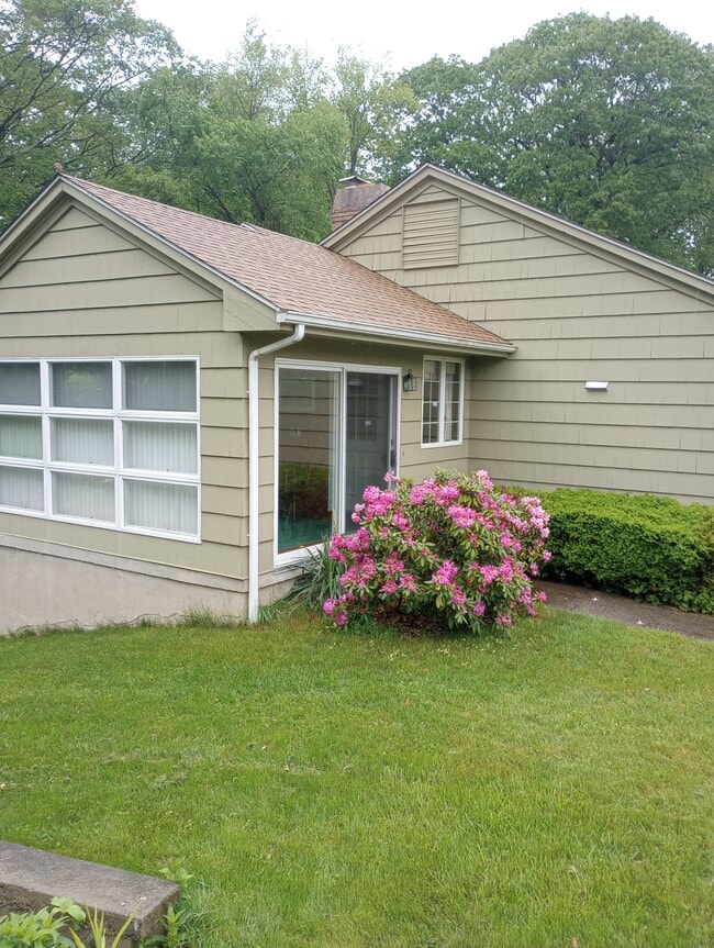 40 Country Club Cir in Stratford, CT - Building Photo - Building Photo