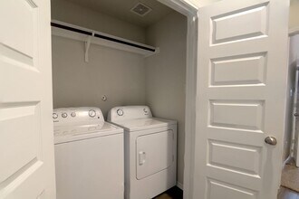 2091 Olivia Dr in New Braunfels, TX - Foto de edificio - Building Photo