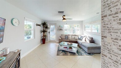 560 E Valley Dr in Bonita Springs, FL - Building Photo - Building Photo