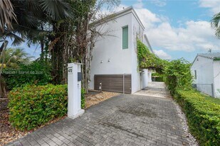 472 Minola Dr in Miami Springs, FL - Building Photo