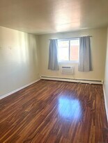 4 Van Zant St in Norwalk, CT - Building Photo