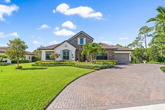 19240 SE Hidden Bridge Ct in Jupiter, FL - Building Photo - Building Photo