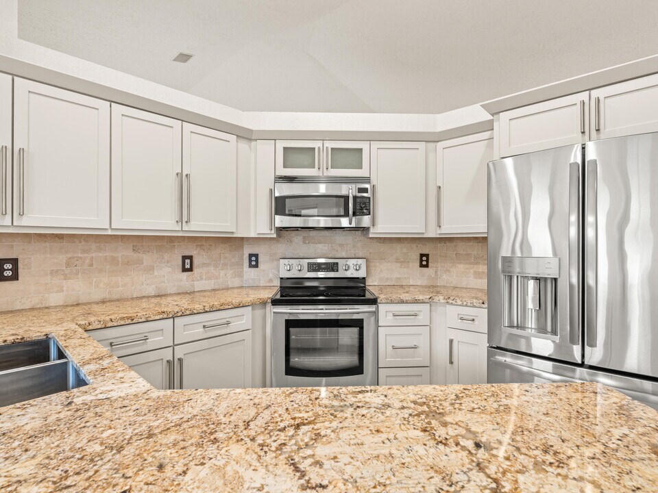 833 Heron Rd in Weston, FL - Building Photo