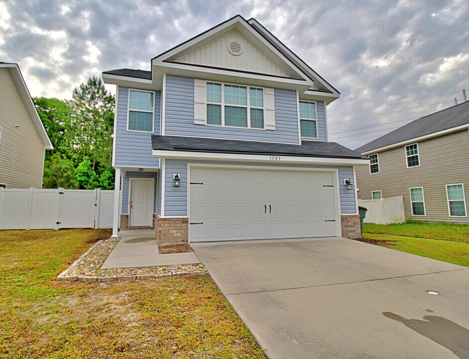 1203 Cypress Fall Cir in Hinesville, GA - Building Photo