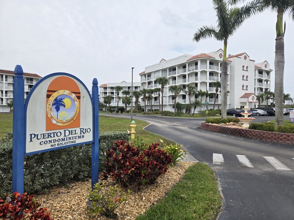 768 Lago Dr in Cape Canaveral, FL - Building Photo