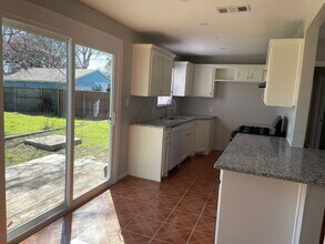 700 Harrison Ln in Hurst, TX - Foto de edificio - Building Photo