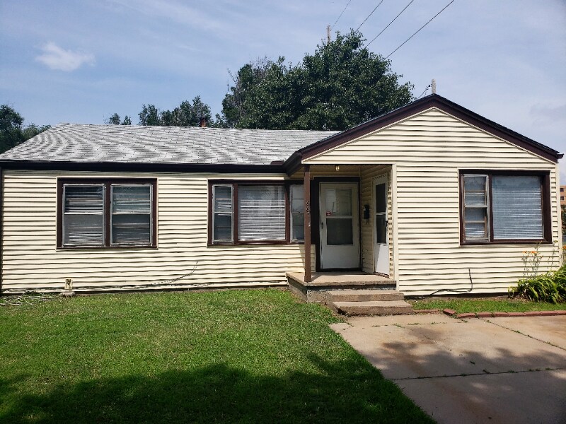667 N Meridian Ave in Wichita, KS - Building Photo