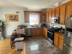 248 Kingsland Ave, Unit 2 in Lyndhurst, NJ - Foto de edificio - Building Photo