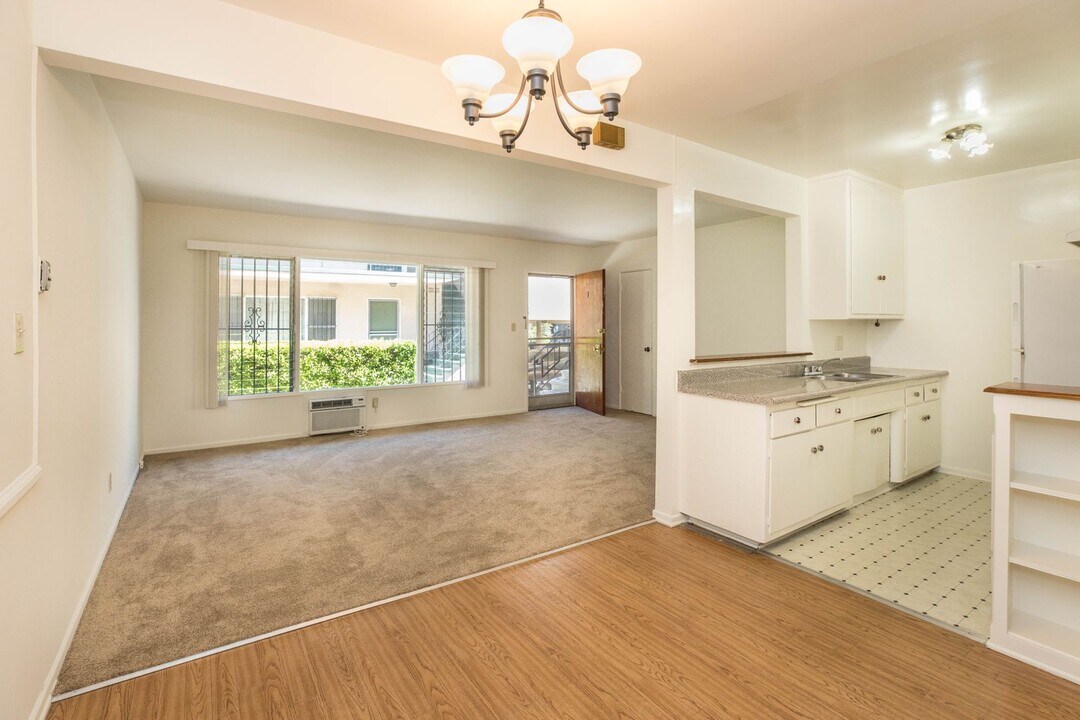 145 N La Peer Dr in West Hollywood, CA - Building Photo