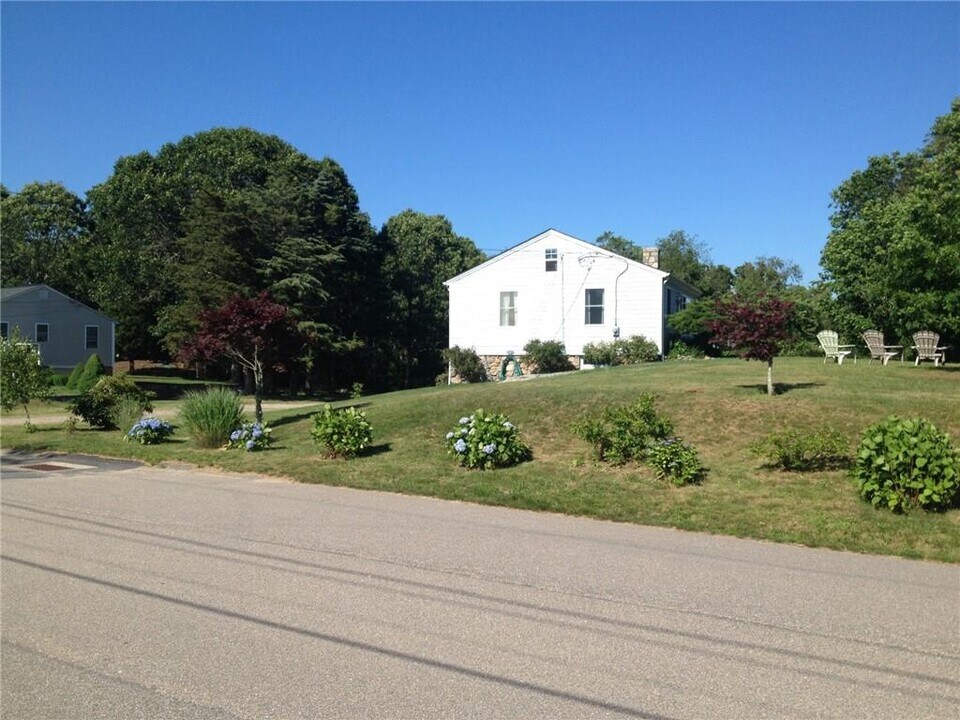 7 Cattail Dr in Westerly, RI - Building Photo