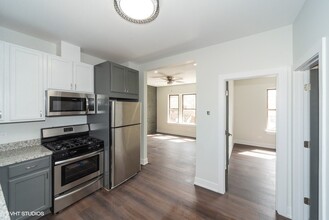 2010 W Cornelia Ave in Chicago, IL - Foto de edificio - Building Photo