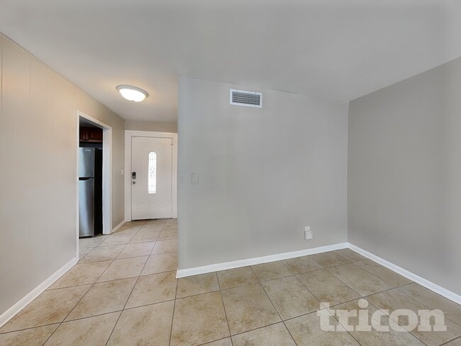 616 Leisure Ave in Tampa, FL - Building Photo - Building Photo