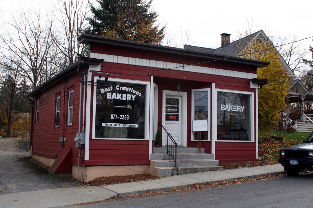 134-138 Church St in Millbrook, NY - Foto de edificio