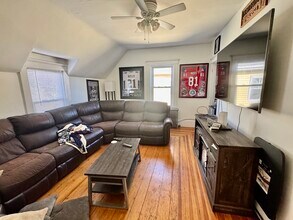 8 Trafford St, Unit 2 in Quincy, MA - Foto de edificio - Building Photo