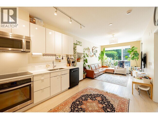 1621 Hamilton Ave in North Vancouver, BC - Building Photo - Building Photo