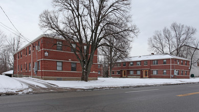 Mt Airy Horseshoe Apartments in Cincinnati, OH - Foto de edificio - Building Photo