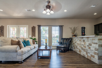 The Pointe in Beaumont, TX - Building Photo - Interior Photo