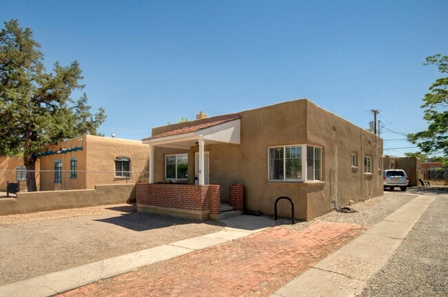 306 Stanford Dr SE in Albuquerque, NM - Building Photo - Building Photo