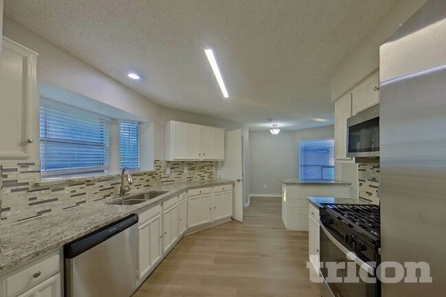 2116 Stein Way in Carrollton, TX - Foto de edificio - Building Photo