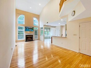48 Berkshire Way in East Brunswick, NJ - Foto de edificio - Building Photo