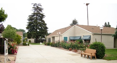 Hillcrest Gardens in Livermore, CA - Building Photo - Building Photo