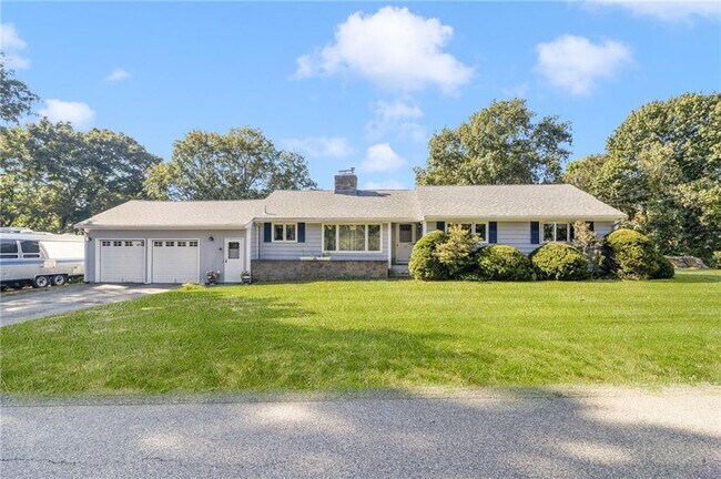 27 Westwood Dr in Portsmouth, RI - Building Photo - Building Photo