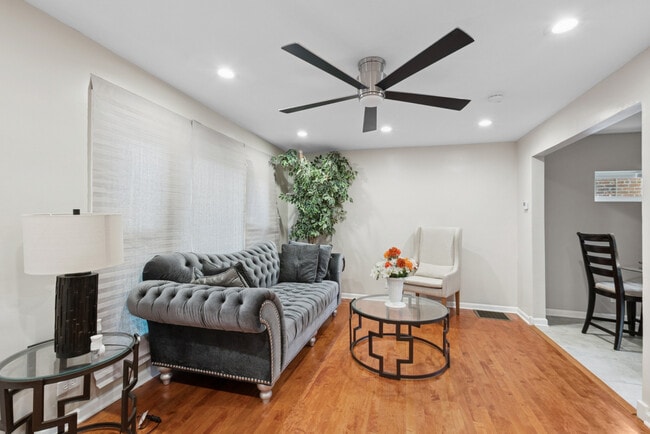 9127 S Essex Ave in Chicago, IL - Building Photo - Building Photo