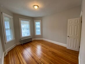 19 Irma St, Unit 3 in Boston, MA - Foto de edificio - Building Photo