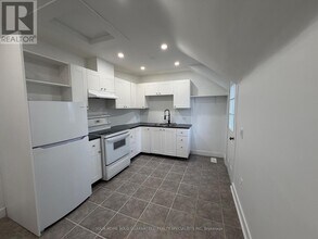 98 Wellington St E in Aurora, ON - Building Photo - Building Photo