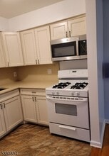 605 Grove St in Clifton, NJ - Building Photo - Building Photo