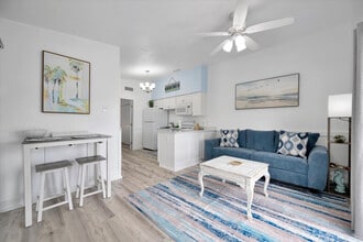 711 E Gulf Blvd in Indian Rocks Beach, FL - Foto de edificio - Building Photo