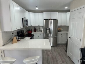 659 E 19th St in Hialeah, FL - Foto de edificio - Building Photo