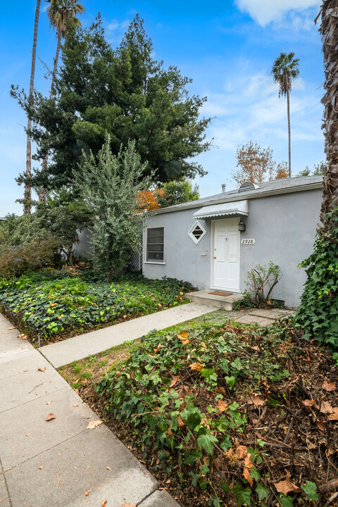 2924 W Riverside Dr in Burbank, CA - Building Photo