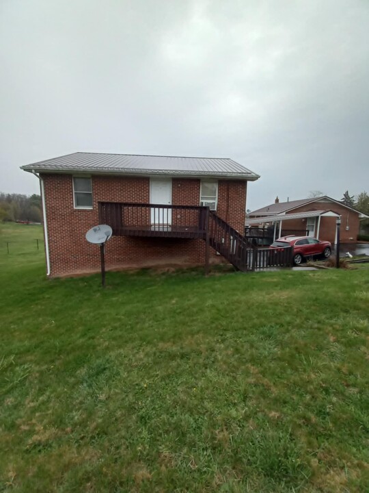 4338 Graysontown Rd, Unit Apartment in Radford, VA - Building Photo
