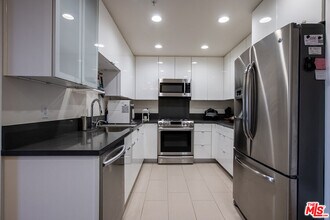 105 S Mariposa Ave in Los Angeles, CA - Building Photo - Building Photo