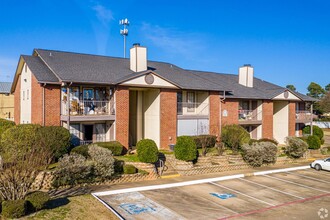 Summerhill Woods Apartments in Texarkana, TX - Building Photo - Building Photo