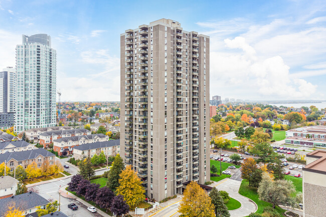 Island Park Towers III in Ottawa, ON - Building Photo - Building Photo