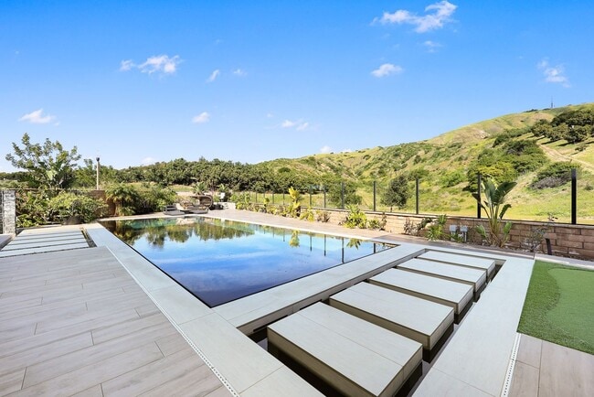 107 Clear Falls in Irvine, CA - Building Photo - Building Photo