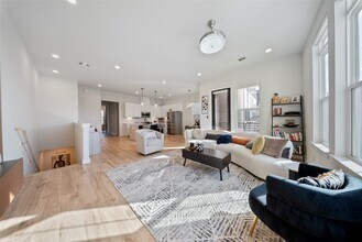 6130 Campos Dr in Houston, TX - Building Photo - Building Photo