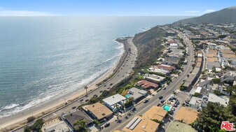 18111 Coastline Dr in Malibu, CA - Building Photo