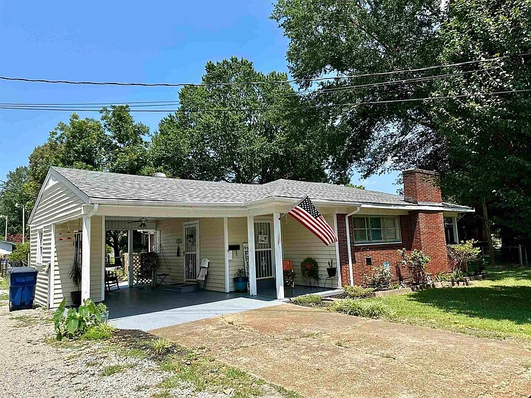245 Sutton St in Savannah, TN - Building Photo