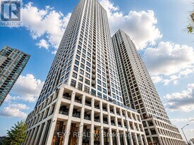30 Elm Dr W in Mississauga, ON - Building Photo