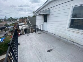 1325 Clarence Ave, Unit 2 in Berwyn, IL - Building Photo - Building Photo